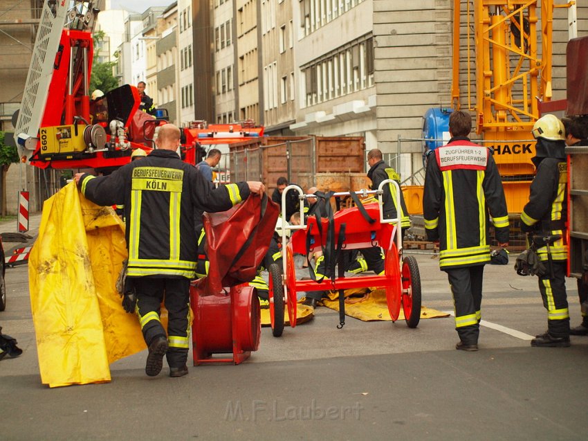 Person auf Baukran Koeln Christophstr P090.JPG